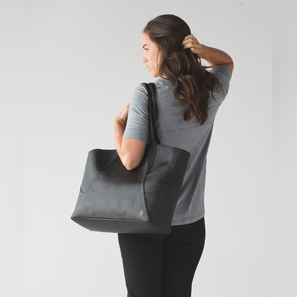 Lululemon All Day Large Tote in Black - Picture 3 of 16